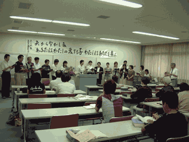 S師の指揮による合同コワイヤ。「めぐみのみことばを、私にも聞かせてください」