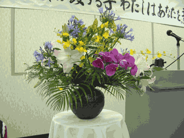 講壇を飾る生け花。高知教会のある姉妹が、、、